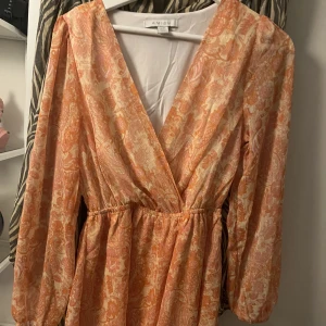 Klänning  - Superfin klänning från newyorker som tyvärr aldrig har kommit till användning💕så i nyskick 