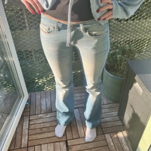 Lowwaist bootcut jeans  - Säljer svinsnygga lågmidjade bootcut jeans som är köpta på Plick men som tyvärr var lite förstora i längden💓Bra skick och midjemått: 37 cm Innerbenslängd: 78 cm💘💘