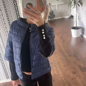 Hernoliknande jacka - Säljer en liknande jacka köpt i Italien, så något italienskt märke💕😊Aldrig använd! (Lånade bilder) 