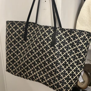 Malene Birger väska - Säljer min Malene Birger väska i väldigt bra skick! Inga synliga defekter❤️