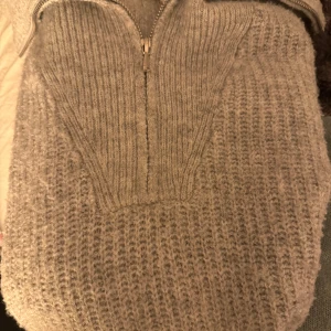 Stickad grå tröja - En jätte fin grå tröja som är ganska ny. Har använt några fåtal gånger. Säljer då den är lite för stor för mig. 
