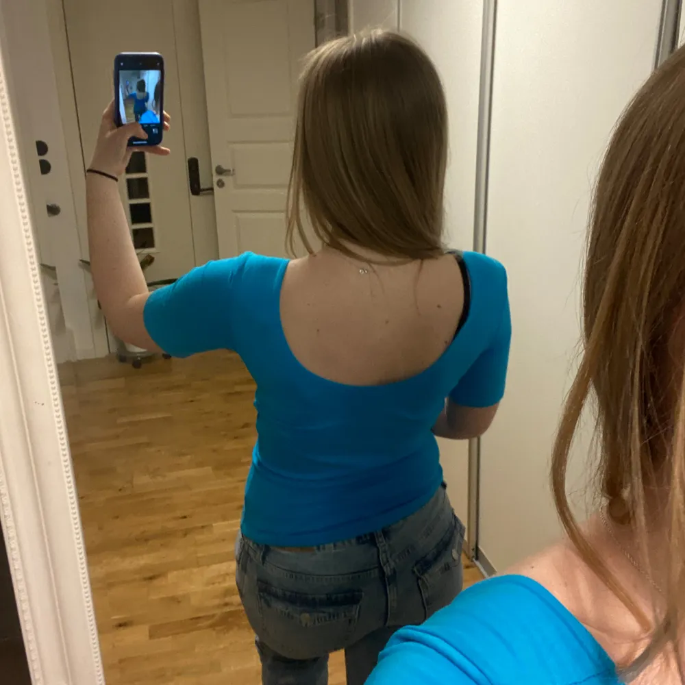 Super fin blå body  från Gina Tricot. Bodyn har öppen rygg och är en storlek L. Jag säljer den för att den är lite för stor för mig nu 🥲. Dock är bodyn i nyskick och inte använd en enda gång🥰. T-shirts.