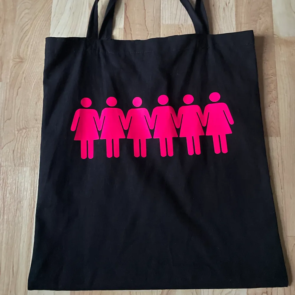 En snygg svart totebag! Bara använd några få gånger!. Väskor.