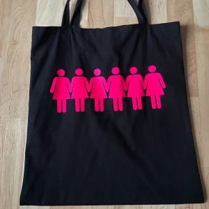 Svart Totebag - En snygg svart totebag! Bara använd några få gånger!