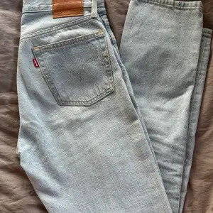 Säljer nu dessa Levis jeans 501 i storlek 26/30 då de är för små för mig! Hör av er om ni vill ha fler bilder! Klicka på köp nu vid intresse av köp!🥰