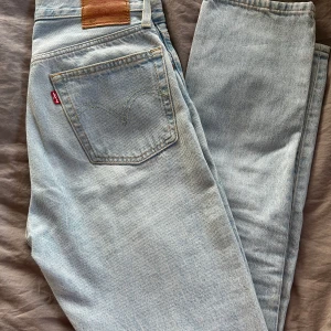 Levis jeans  - Säljer nu dessa Levis jeans 501 i storlek 26/30 då de är för små för mig! Hör av er om ni vill ha fler bilder! Klicka på köp nu vid intresse av köp!🥰