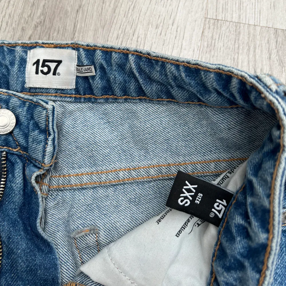 Säljer dessa jeans i storlek XXS men passar även XS och S. Använt skick (insydda). Säljer för 100kr+frakt. Vid intresse är det bara att höra av sig 🌸. Jeans & Byxor.