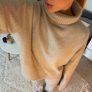 Stickad tröja med krage - Söt stickad tröja med krage. Inte kommit till användning då jag inte riktigt gillar polo men i super fint skick🫶🏼