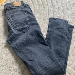 Replay jeans gråa 28/32 - Bra skick  Mörkgråa  