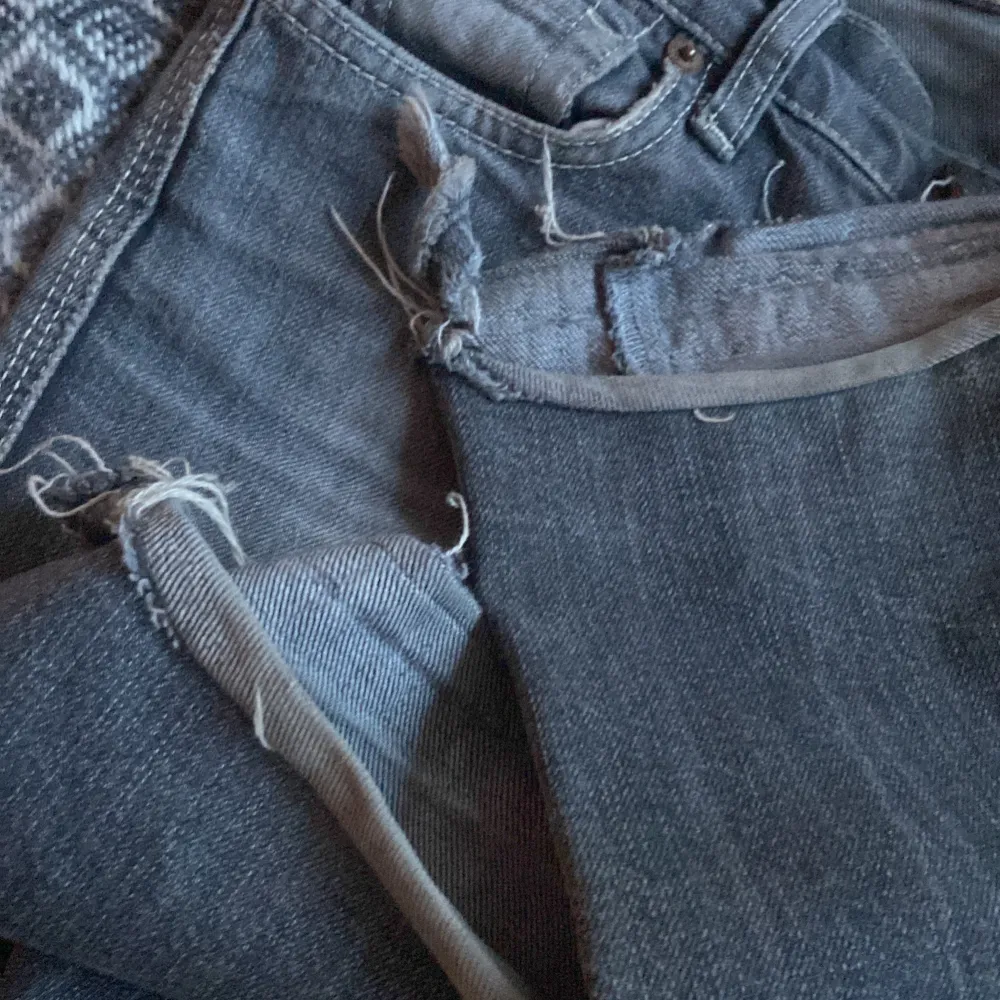 Super snygga bootcut jeans köpta på plick men tyvärr för små för mig! Hittar ingen storlek men skulle säga XS. De va ett hål mellan benen men jag har sytt igen det (bild 3), skriv för fler bilder eller frågor 💕. Jeans & Byxor.