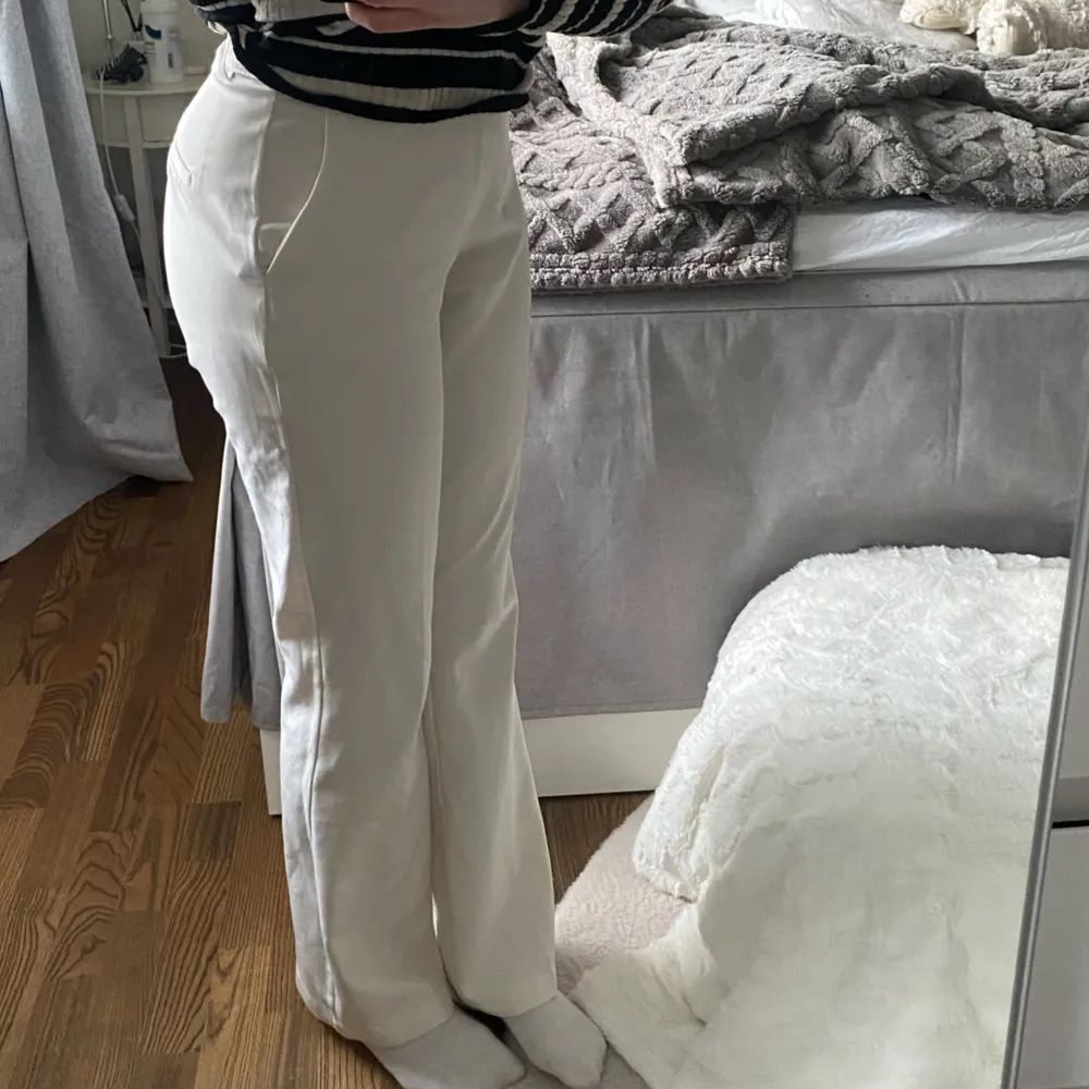 Vita utsvängda kostymbyxor med fickor både bak och fram☺️. Jeans & Byxor.