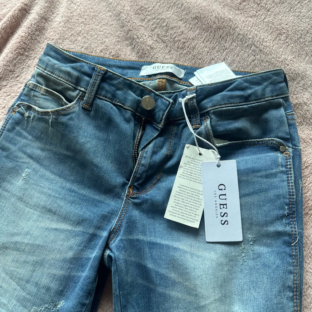 Säljer helt nya guess jeans som jag endast har provat. De har en cool detalj på bakfickan och är lågmidjade! Ursnygga men tyvärr för små. Jeans & Byxor.