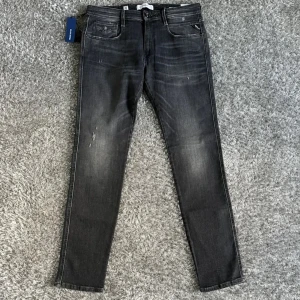 Replay Anbass - Tjena, säljer dessa replay anbass jeans. Skick 9,5/10 endast testade. Hör av dig för fler bilder/frågor