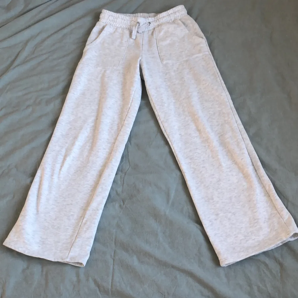 Stella low waist star mjukisbyxor i ljus grå. Säljer då dom blivit för små Använda 1 gång  Strl 160. Jeans & Byxor.