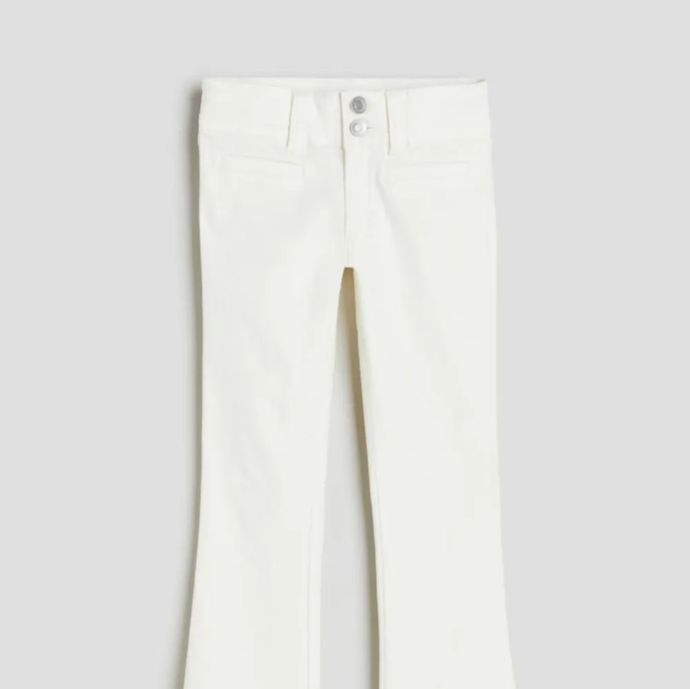 Säljer nu mina vita low waisted jeans från hm i storlek 170 då det inte passade! Helt oanvända endast testade🙌🏻🙌🏻💞. Jeans & Byxor.