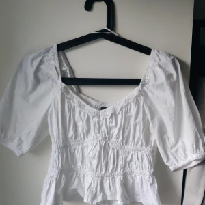 Vit blus🤍 - En super fin vit blus från bikbok i strl XS och jag säljer den för 119+frakt. Säljer då den aldrig kommer till användning.