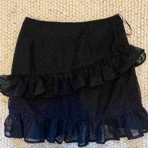 Kjol  - Säljer denna jättefina skjol då den inte kommer till användning längre. Knappt använd. 🌟💗