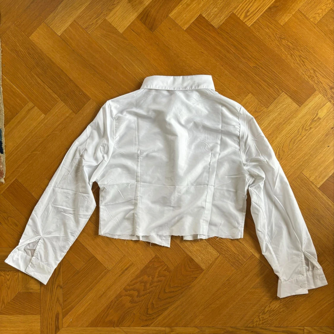 En croppad vit skjorta  - 90