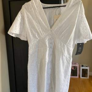Super fin vit klänning som passar både till studenten, skolavslutning eller midsommar.  Helt slutsåld på hemsidan! Säljer den då jag hittat en annan klänning. 💕🌸 Oanvänd + lapp sitter kvar