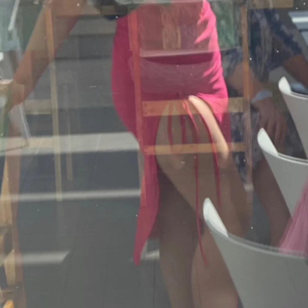 Säljer en rosa lång kjol med slits💗 perfekt utomlands kjol. Fint skick och använd ca en gång. Kjolar.