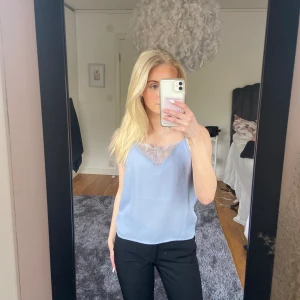 Blått linne  - Blått linne i satin med spets  I storlek 34 alltså xs 