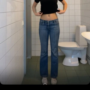 Skit snygga lågmidjade jeans - Jätte snygga, tycker om dom super mycket men är tyvärr för korta för mig (jag är 181 lång). Super snygga detaljer på rumpan, lågmidjade och jätte sköna!!!!