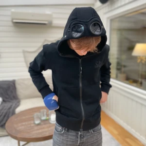 CP Company Hoodie M - säljer nu min feta CP Compaby hoodie eftersom jag inte tycker den är min stil längre Storlek M men passar S  skick 8/10 utan certilogo eftersom den är gammal  modell 