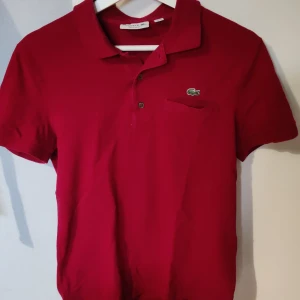 Lacoste pike - Lacoste pike vinröd Den är i bra skicka är inte använd så mycket 