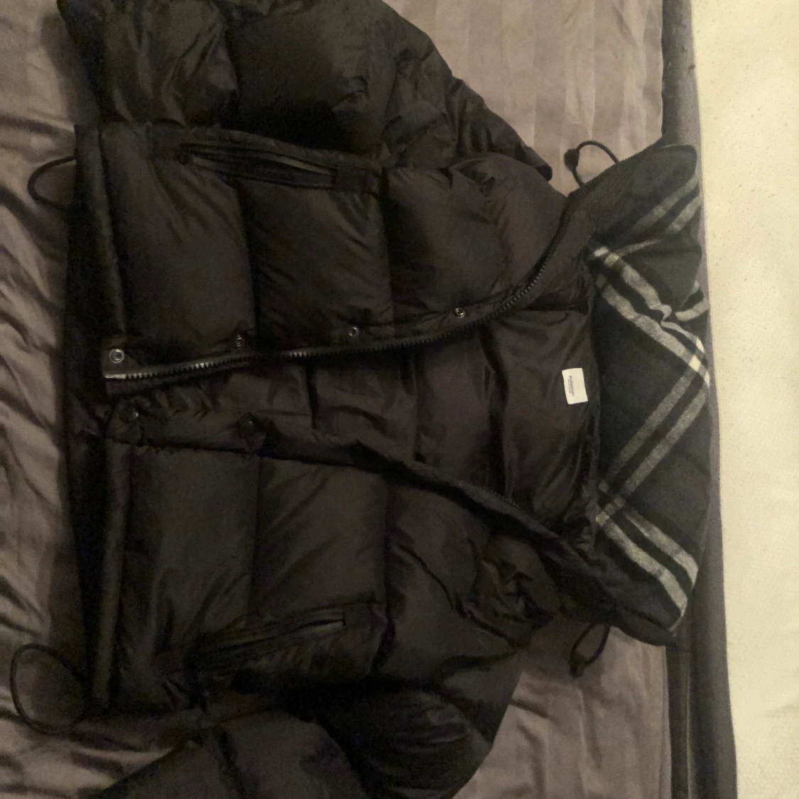 Säljer burberry jacka/Väst. Inte varit så jätte använd, Pris går även att diskuteras! Dm för info/intresse. Produktens påse kommer även följa med där! - 92