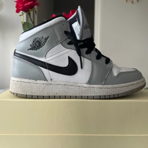Jordan air mid  - Nike jordan air mid. Väl använda men ändå i bra skick. Skriv för fler bilder :)