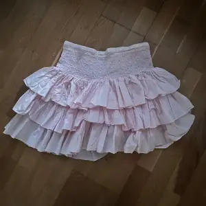 Säljer den sötaste kjolen från Ralph Lauren till i sommar!! Då den tyvärr var lite stor på mig 💕 men superfint skick! 