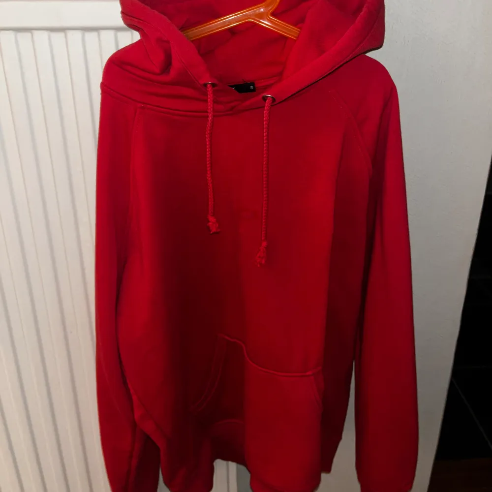 Säljer en röd hoodie ifrån bikbok i storlek S, en fläck på hoodien men går säkert bort i tvätten. Använder inte den och det är lite noppror på den.. Hoodies.