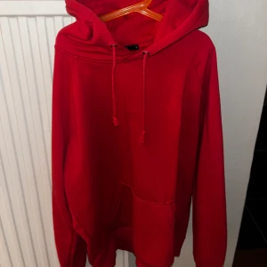 Rös hoodie - Säljer en röd hoodie ifrån bikbok i storlek S, en fläck på hoodien men går säkert bort i tvätten. Använder inte den och det är lite noppror på den.