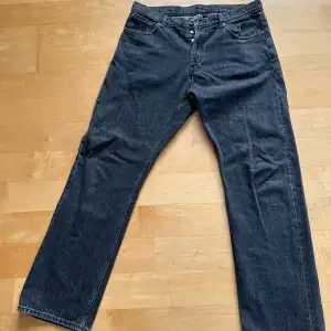 Weekday Space relaxed straight jeans i färgen svart med storlek 32/32. Nypris 600kr. Condition 9/10