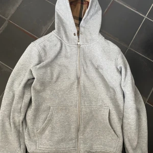 Burberry zip hoodie - Säljer min burberry zip 9/10 skick Pris går att diskutera vid snabb affär