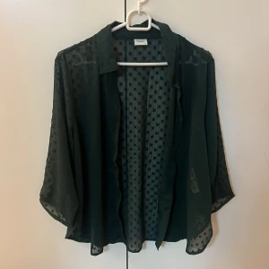 Blus - Bra skick, använd en gång, storlek 38 men funkar även på storlek 40