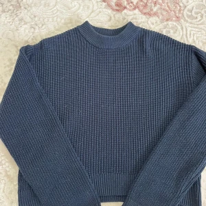 Mörk Blå Tröja - Kort, basic, mörk blå tröja från H&M. Har aldrig haft på mig, ny och i bra kondition. Köpt för 249kr. Pris kan diskuteras.
