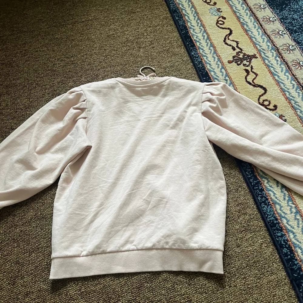  Jag säljer den här jättefina rosa Hudin från lager 157 för 15 kr den är ju bra skick har nästan aldrig använt. Hoodies.