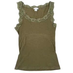 Spetslinne - Olivgrönt linne med fina spetsdetaljer💞