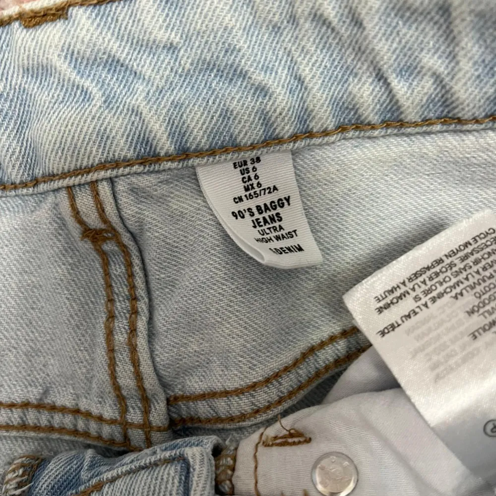 Basic baggy ljus blåa jeans från H&M. Bra kondition. Köptes för 299kr.. Jeans & Byxor.
