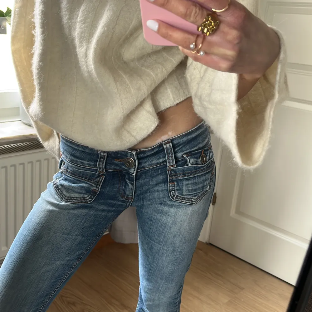Säljer ett par skitsnygga lågmidjade bootcut jeans från only då jag har ett par liknande och är i behov av pengar, tveka inte på att ställa frågor❤️ KOLLA MIN PROFIL FÖR LIKNANDE PLAGG!!. Jeans & Byxor.