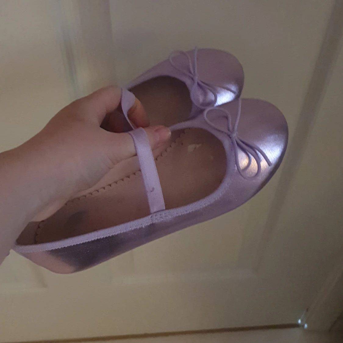 Lila baletskor en liten fläck på sulan 