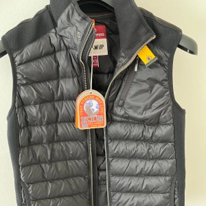 Parajumper vest - Köptes förra året men har bara använt fåtal gånger Nypris 3100kr från NK priset kan sänkas vid snabb affär Storlek XS Modell Zavier hybrid Kvitto finns men texten har gått bort 