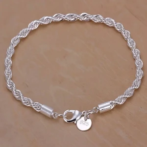 925 silver kedja med stämpel - Hej, säljer mitt silver armband pågrund av att jag ej använder den längre den har en snygg och bra passform runt handleden 15cm lång 4mm bred Pris kan diskuteras