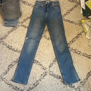 Jeans  - Jeans från zara mörk blå använda några gånger inte alls många gånger  jätte fina med slits❤️