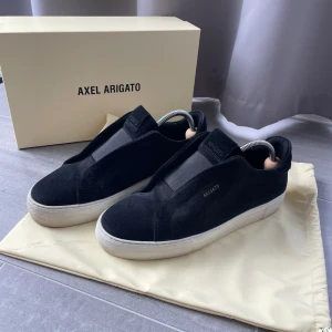 Arigatos - Säljer ett par arigatos som nästan är helt nya, använda ca 3 gånger. Ingen defekt. Låda, dustbag mm följer med. 