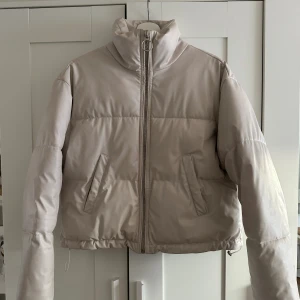 Dunjacka  - Beige dunjacka i storlek medium. Inte används mycket och i gott skick. Köparen står för frakten! 
