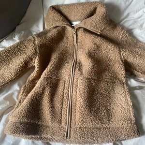 Teddykofta  - Teddykofta från H&M, använde fåtal gången och mycket bra skick. Storlek XS
