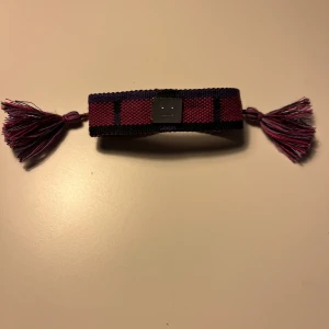 Acne smiley armband - Säljer detta tygarmvand från acne då det aldrig kommit till användning.