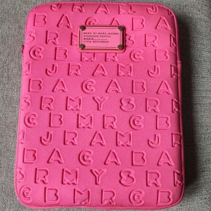 iPad fodral  - iPadfodral från Marc Jacobs. Längd: 26 cm Bredd:  20 cm
